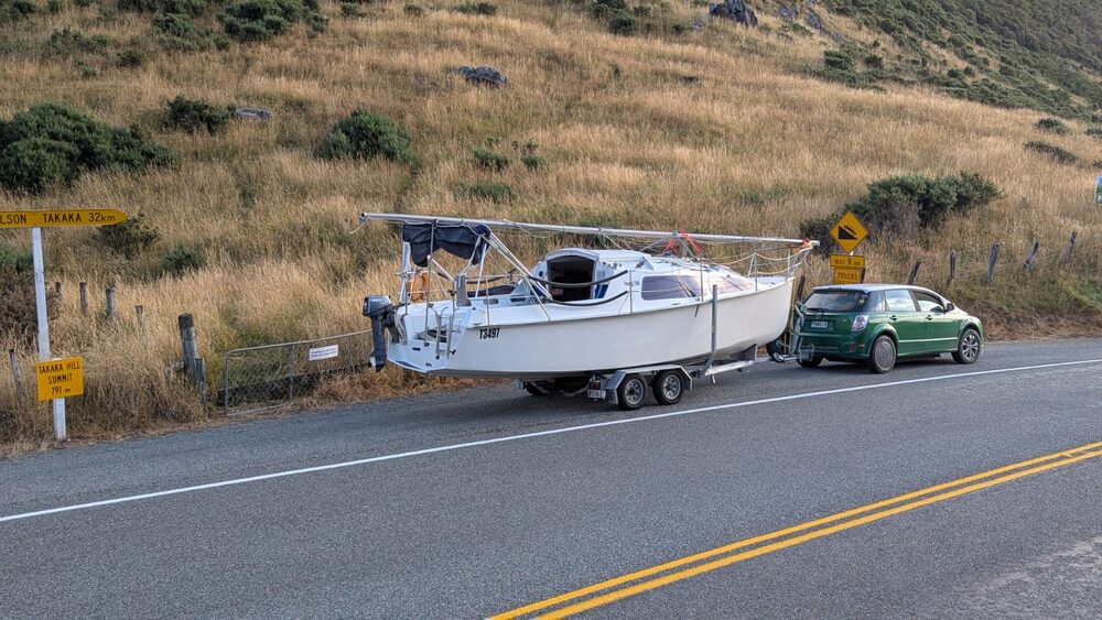 BYD e6 towing a yacht
